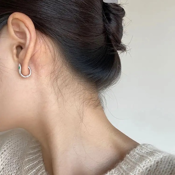 🔵𝟲𝟱%𝗢𝗙𝗙 𝗯𝘂𝗻𝗱𝗹𝗲𝘀 𝟯+🔵 NEW CZ Snake Delicate Huggies - Picture 6 of 15